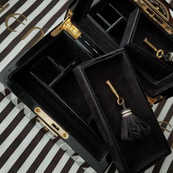 ❗Henri Bendel Lacquer Polka Dot and Stripe Brown and White Jewelry Box❗ - Picture 6 of 11